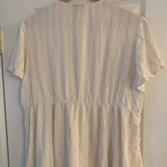 Torrid Women's White Tan Striped Crochet trim Flutter Sleeve top size 2/ 18-20 - Picture 4 of 7